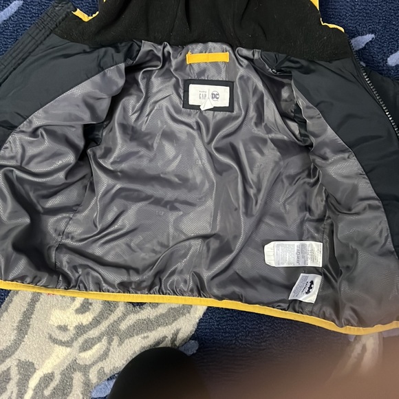 Great condition babyGap Batman puffer coat in size 18 to 24 months - Picture 4 of 5